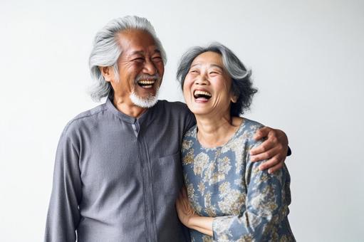 健康な歯で笑う老夫婦