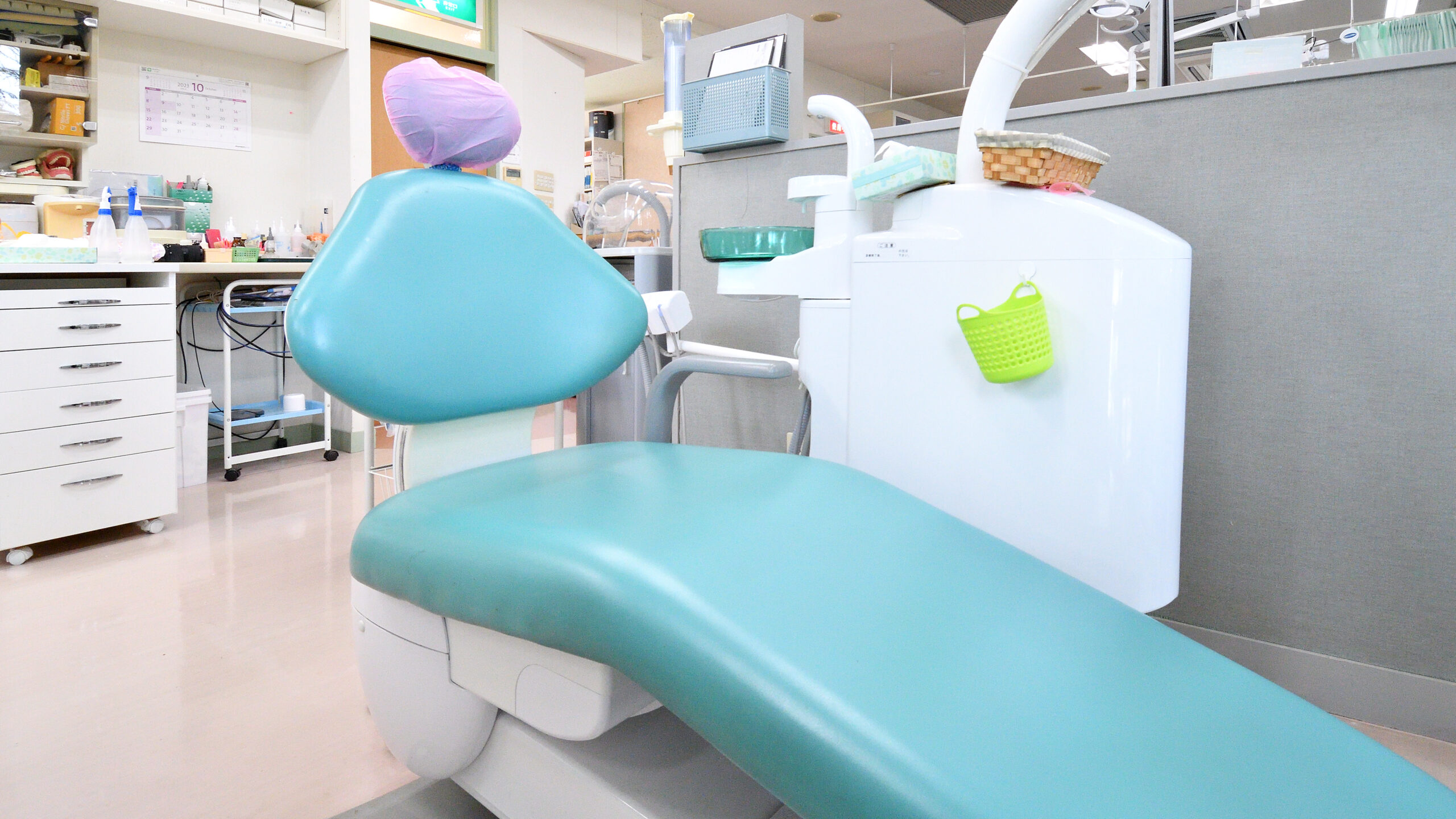 右前から撮影されたひぐち歯科医院で歯科治療に使用される患者様用のユニット