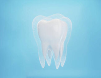 青い背景にバリアーのあるきれいで健康的な歯。歯の保護コンセプト